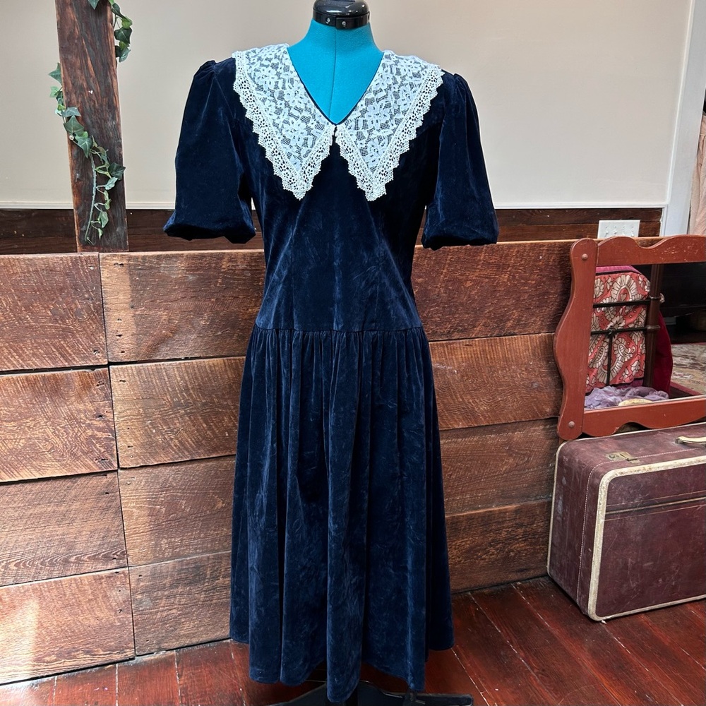 Vintage Wednesday Adams Goth Velvet Dress w Victorian Lace Collar & Puff Sleeves